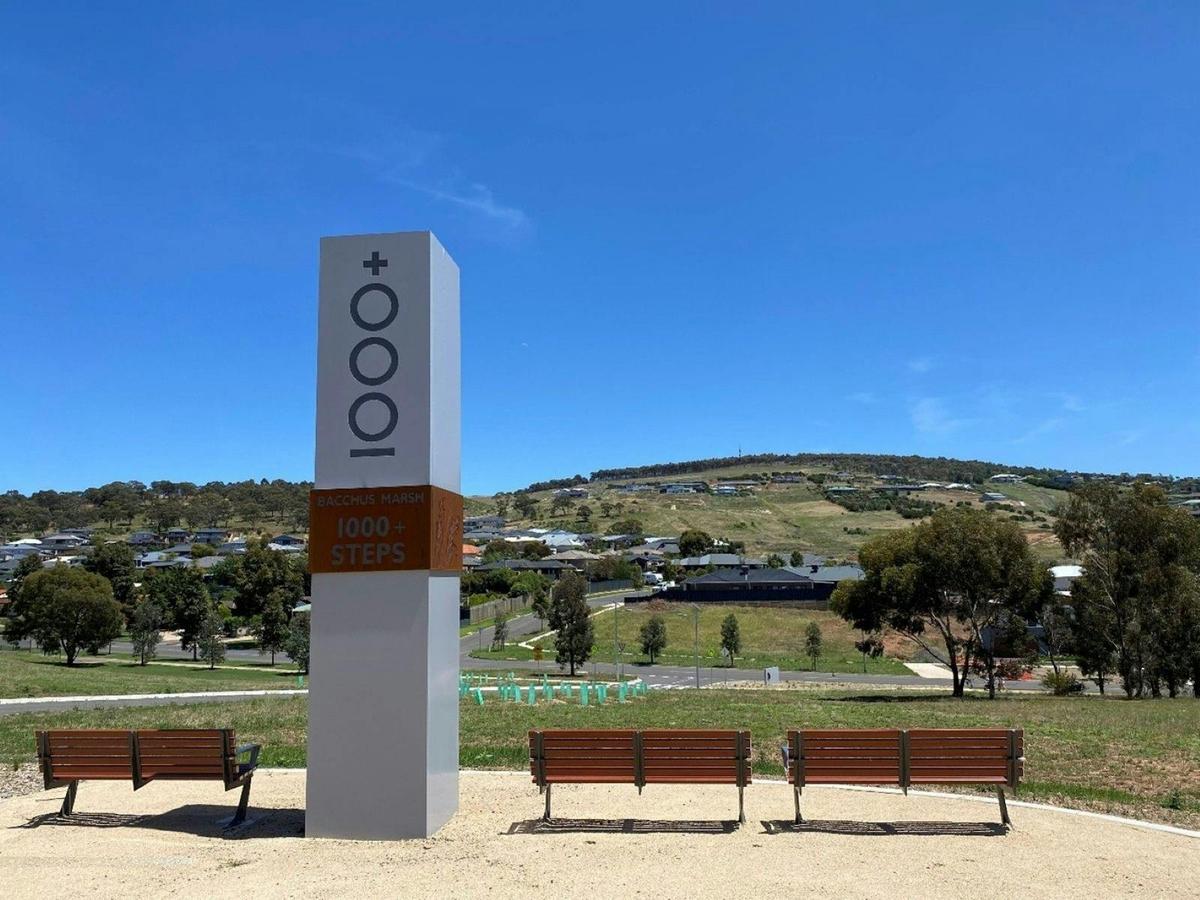 Bacchus Marsh 1000+ steps sign