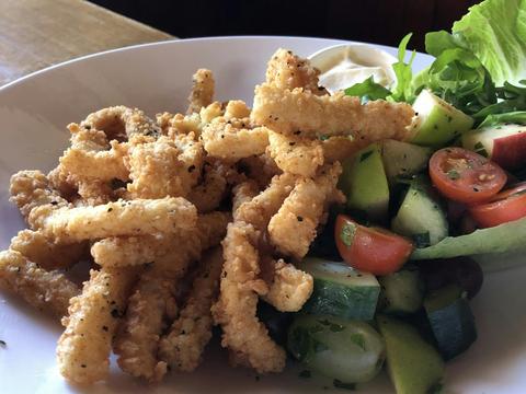 Mornington Peninsula Classic Wine Adventure - Calamari & Salad at the Pig & Whistle