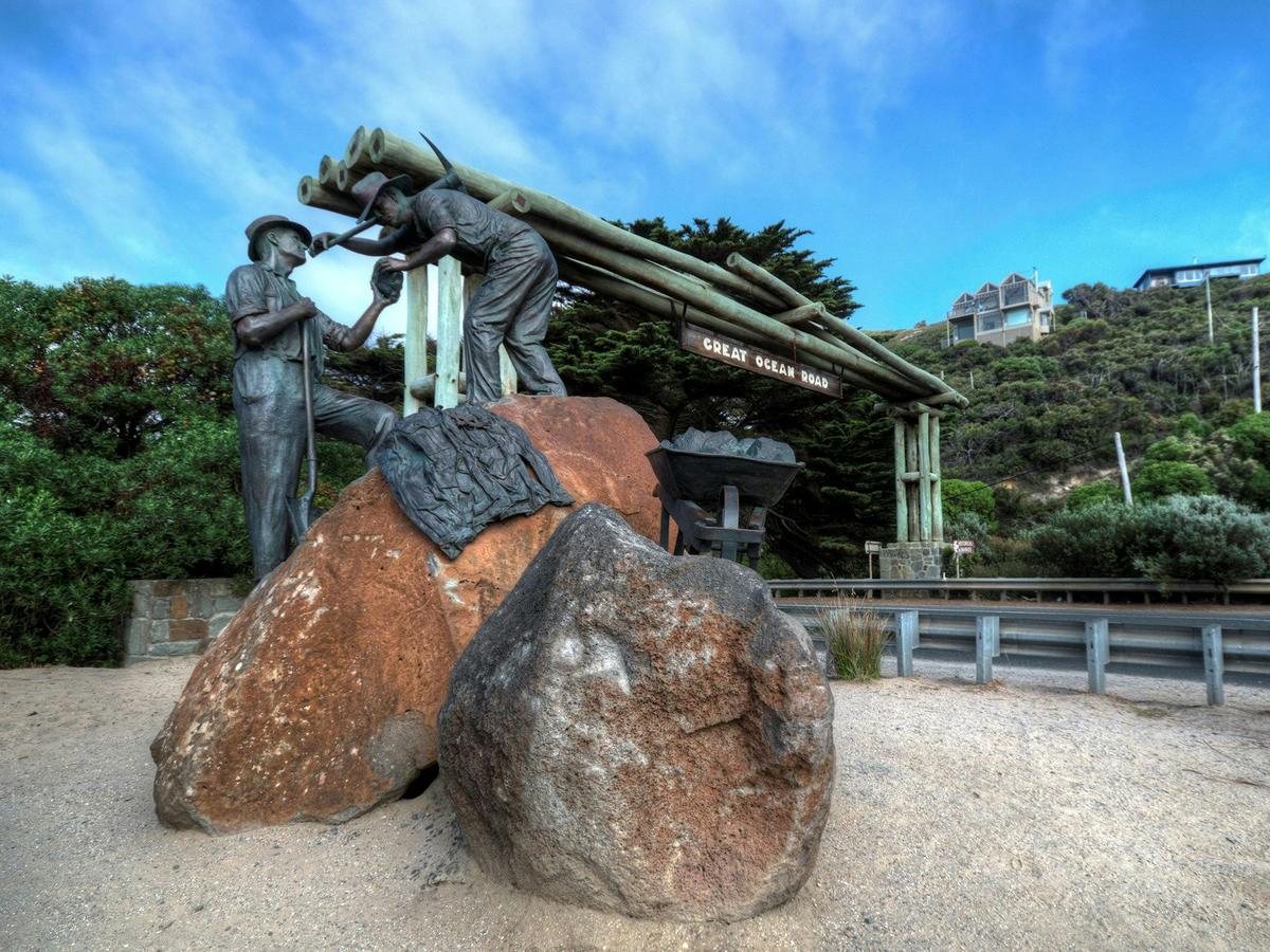 Great photo opportunity at the historic Great Ocean Road Memorial Arch