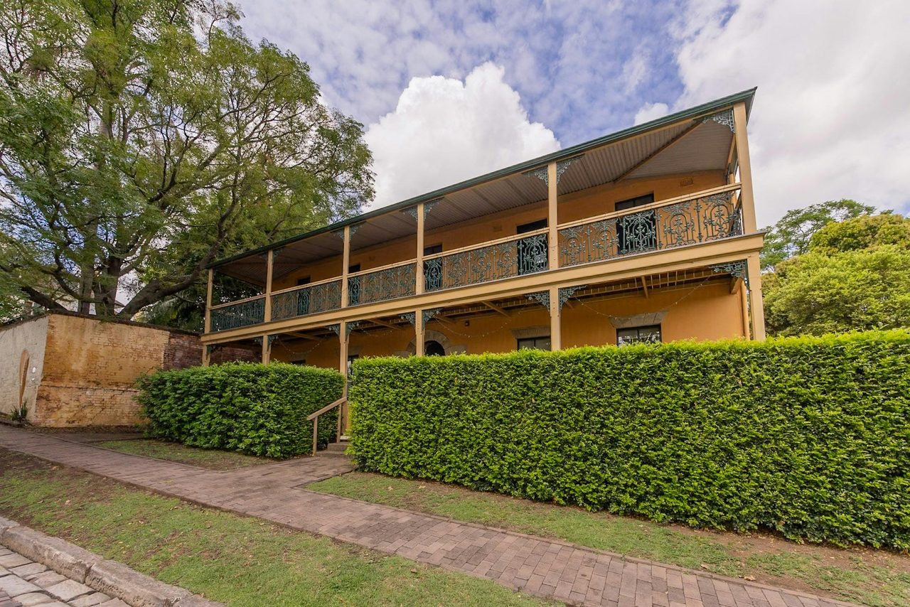 Howe House, Thompson Square