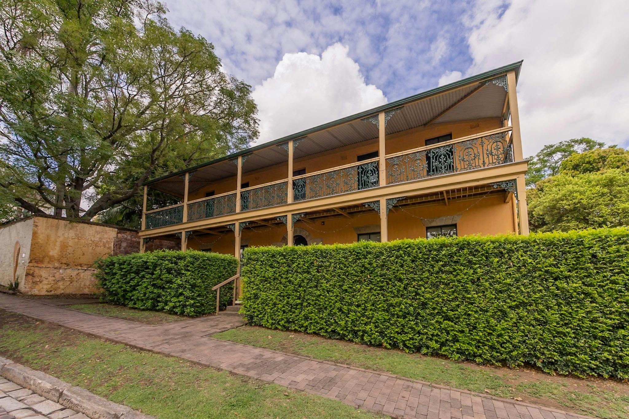 Howe House, Thompson Square