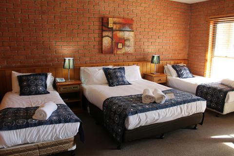 Family room with two single beds and a queen