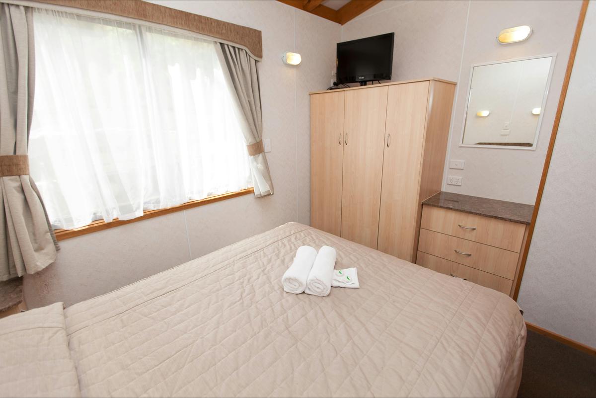 Governor's Villa Queen bed