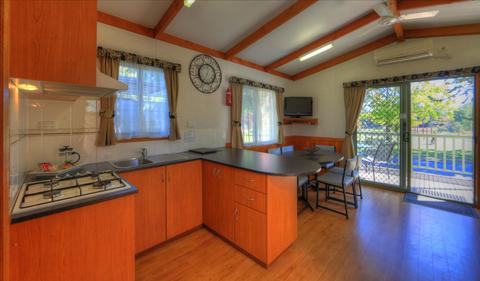 Lakeview Villa - Kitchen/dining area