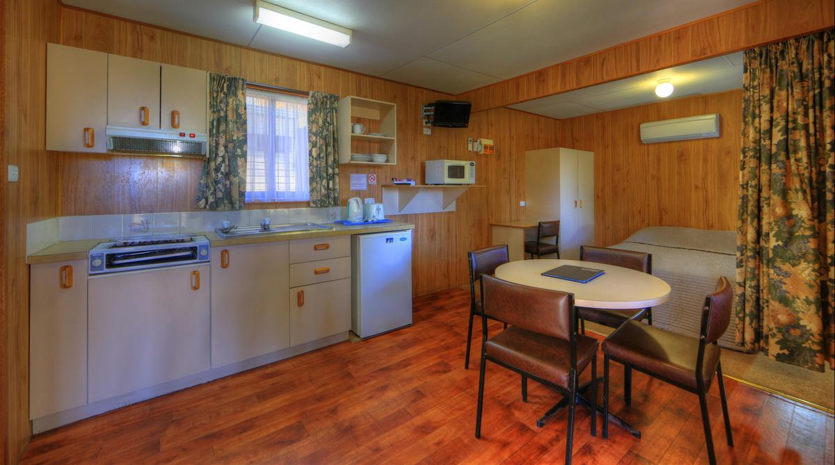 Budget cabin - kitchen
