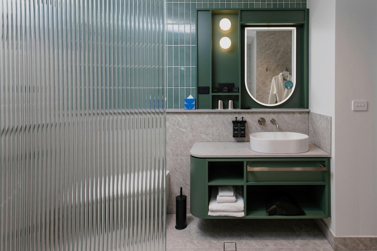 Superior King Room Bathroom