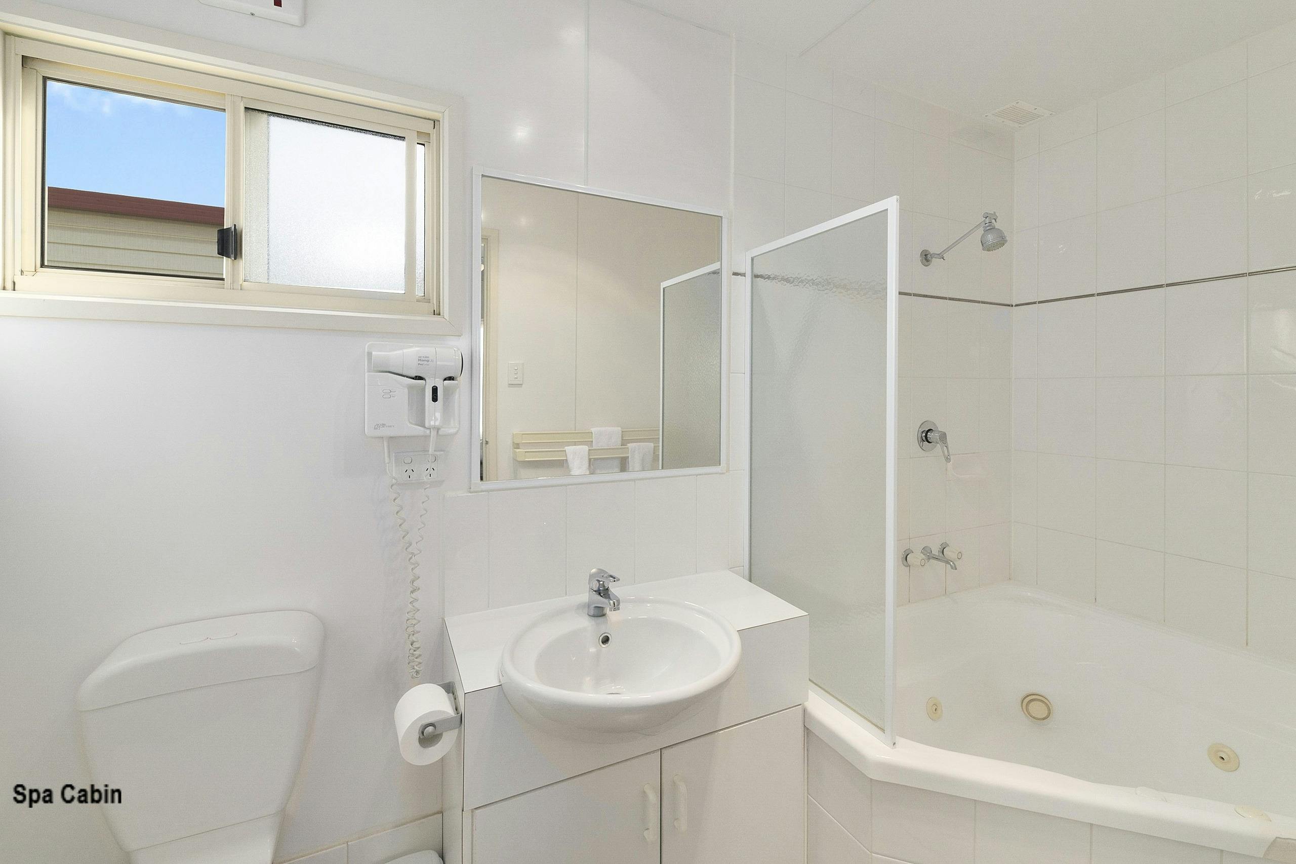 Benalla Tourist Park Spa Cabins