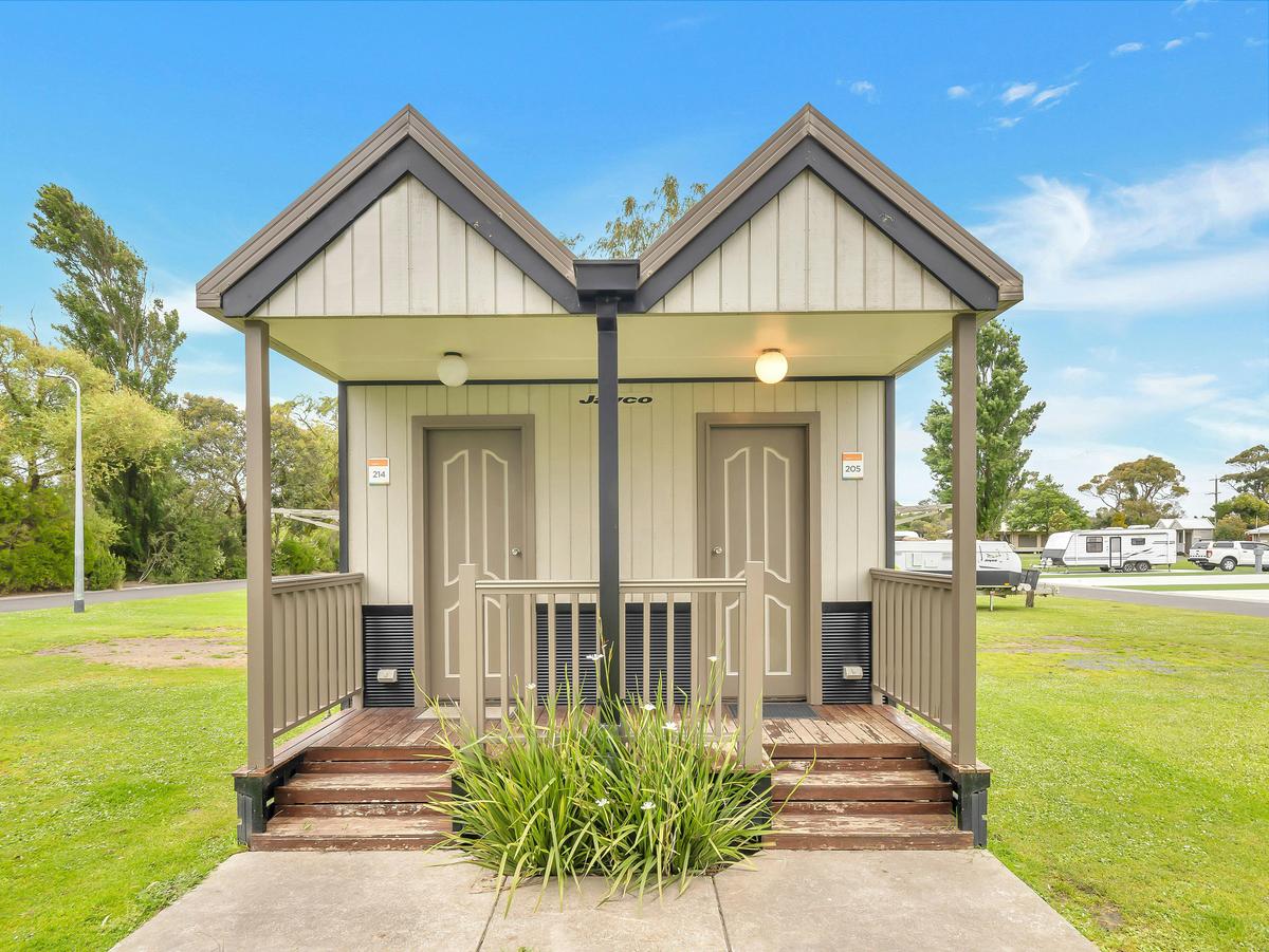 Ensuite Grass Site Exterior