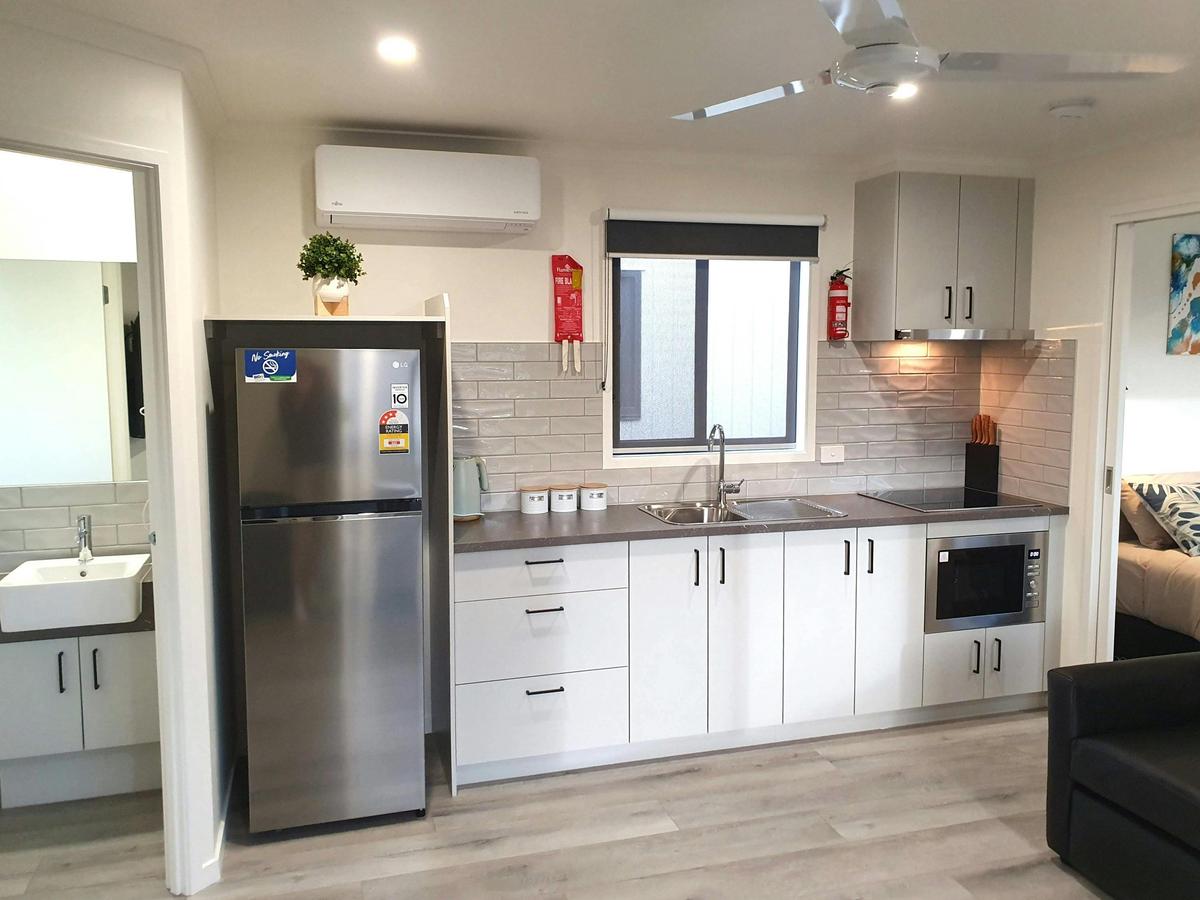 BIG4 Whiters Holiday Village Deluxe Villas kitchen