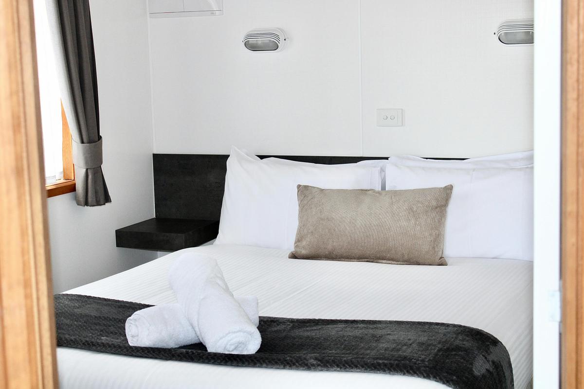 Superior Lakeview Cabin - Sleeps 5 at BIG4 Rutherglen Holiday Park - Interior Queen Bedroom