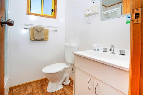 Curlew 2 bedroom cabin bathroom