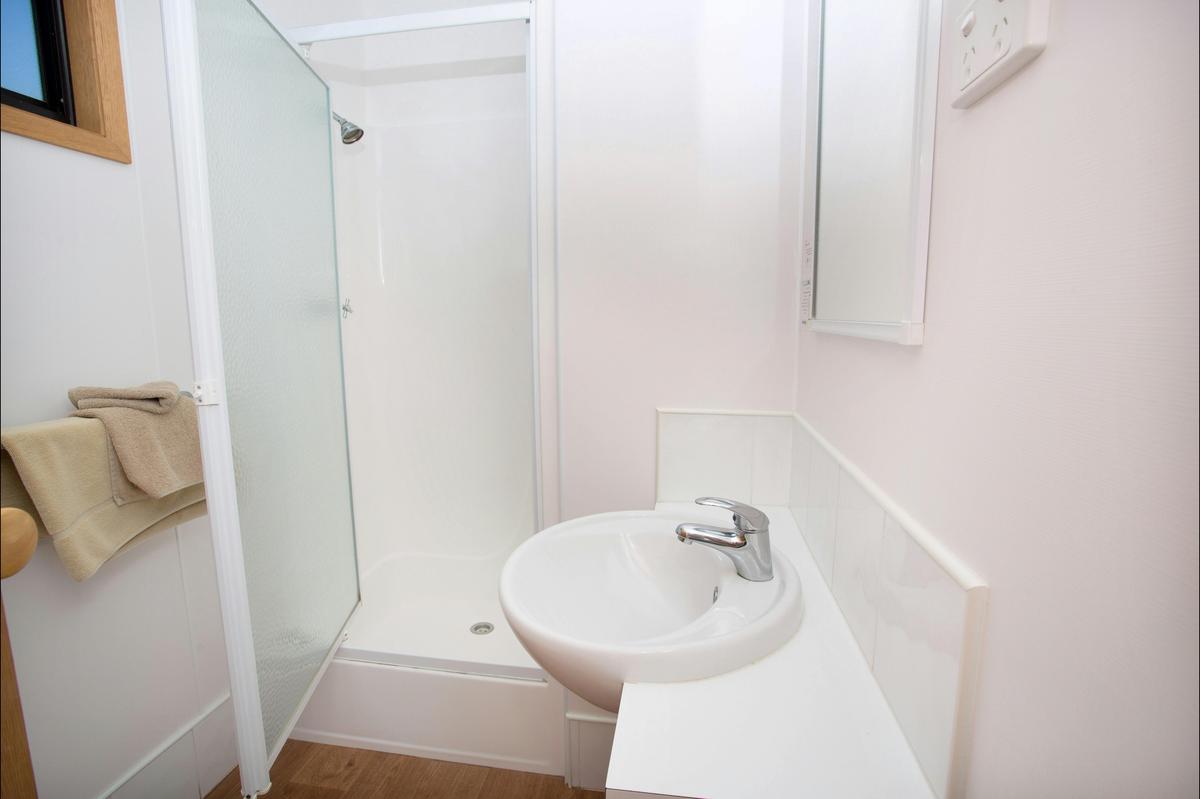 Gull one bedroom cabin bathroom