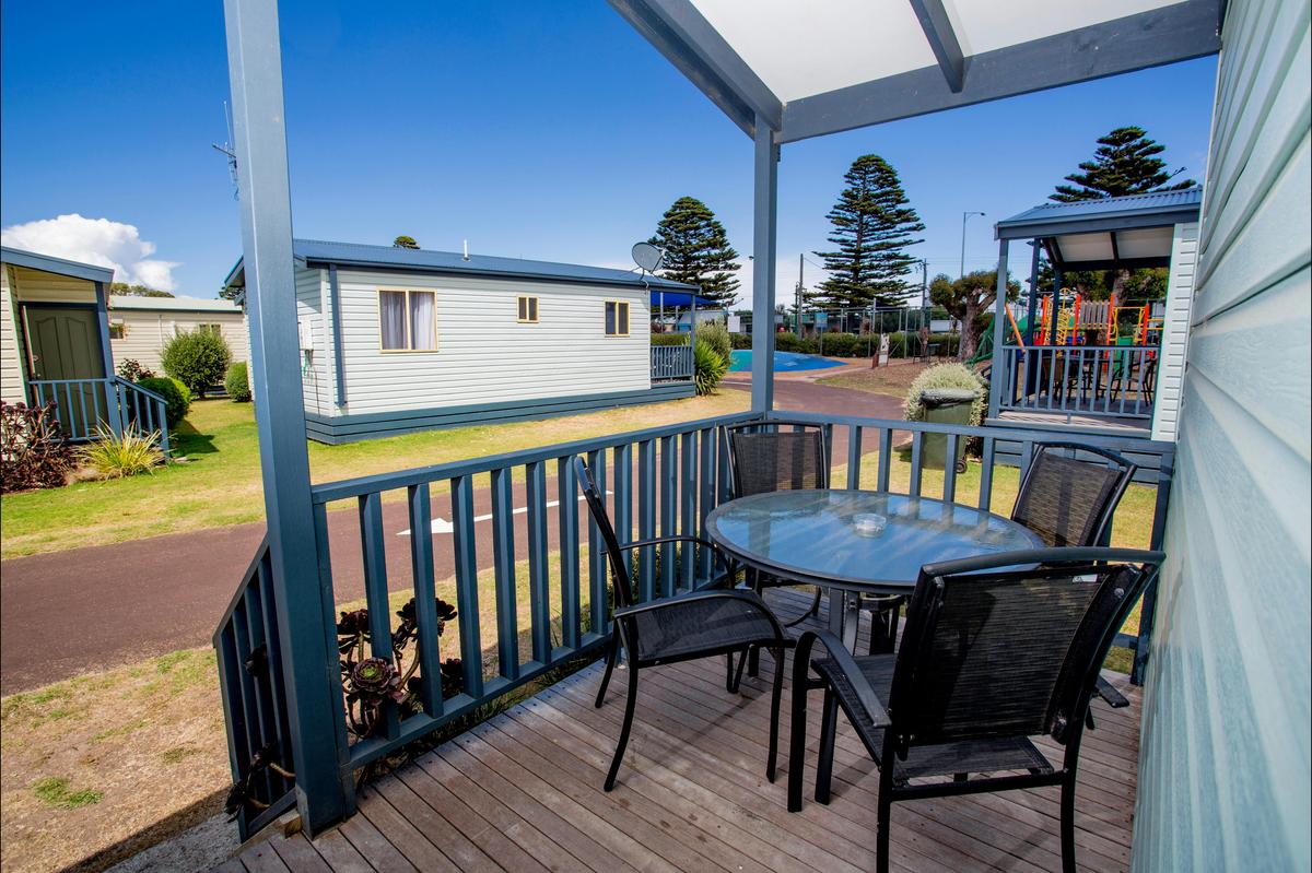 Curlew 2 bedroom cabin Outdoor Verandah