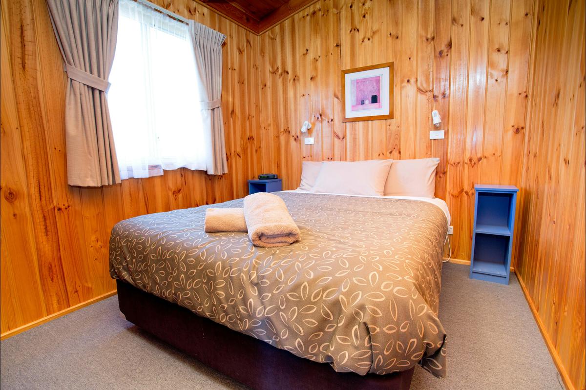 Curlew 2 bedroom cabin master