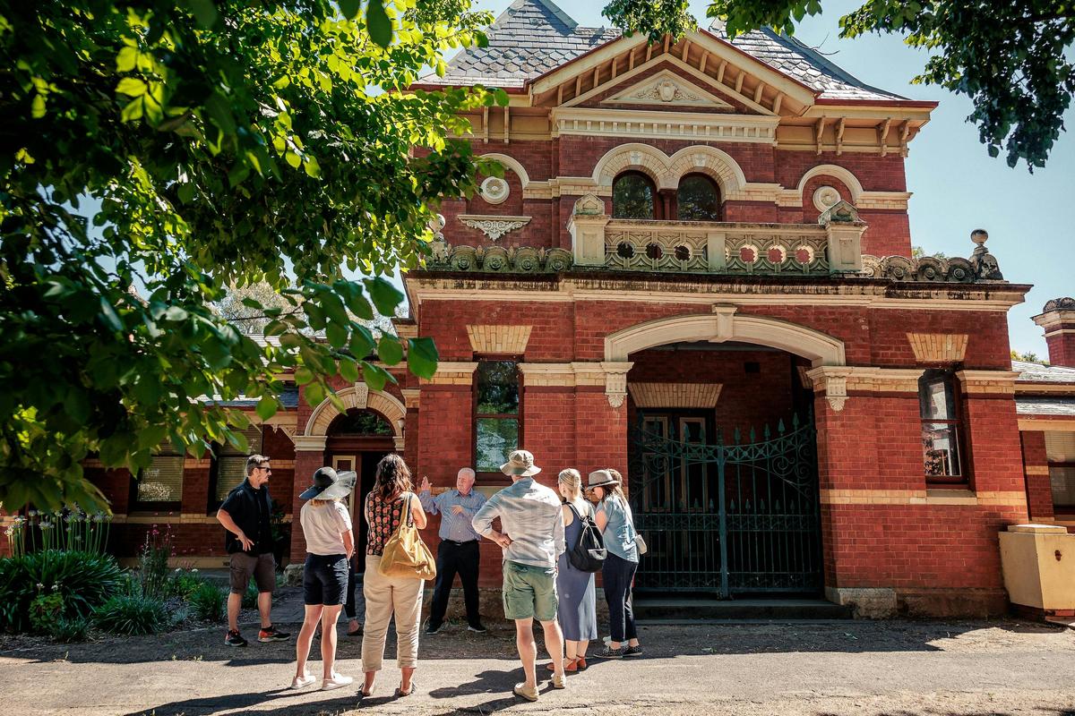 Not another Ned Kelly tour, Benalla