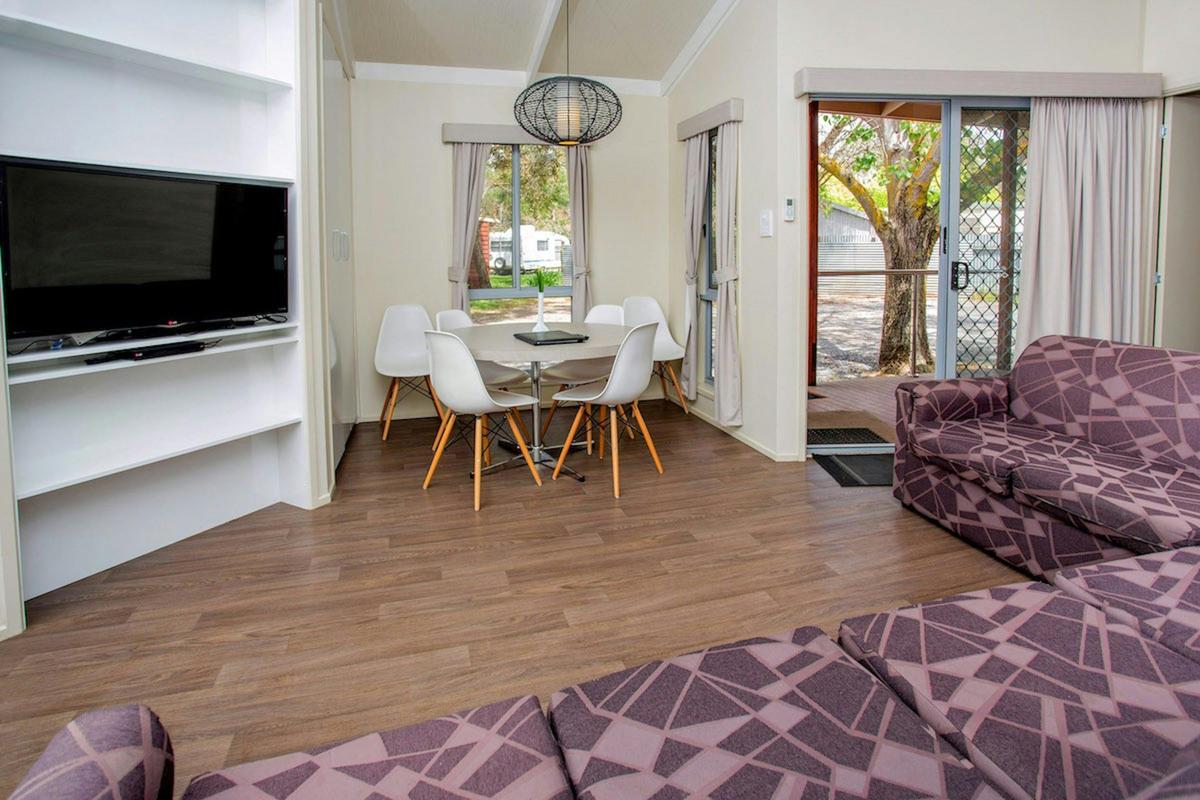 Blue Gum Three Bedroom, 2 Bathroom Luxury Cabin - Spacious Open Plan Living