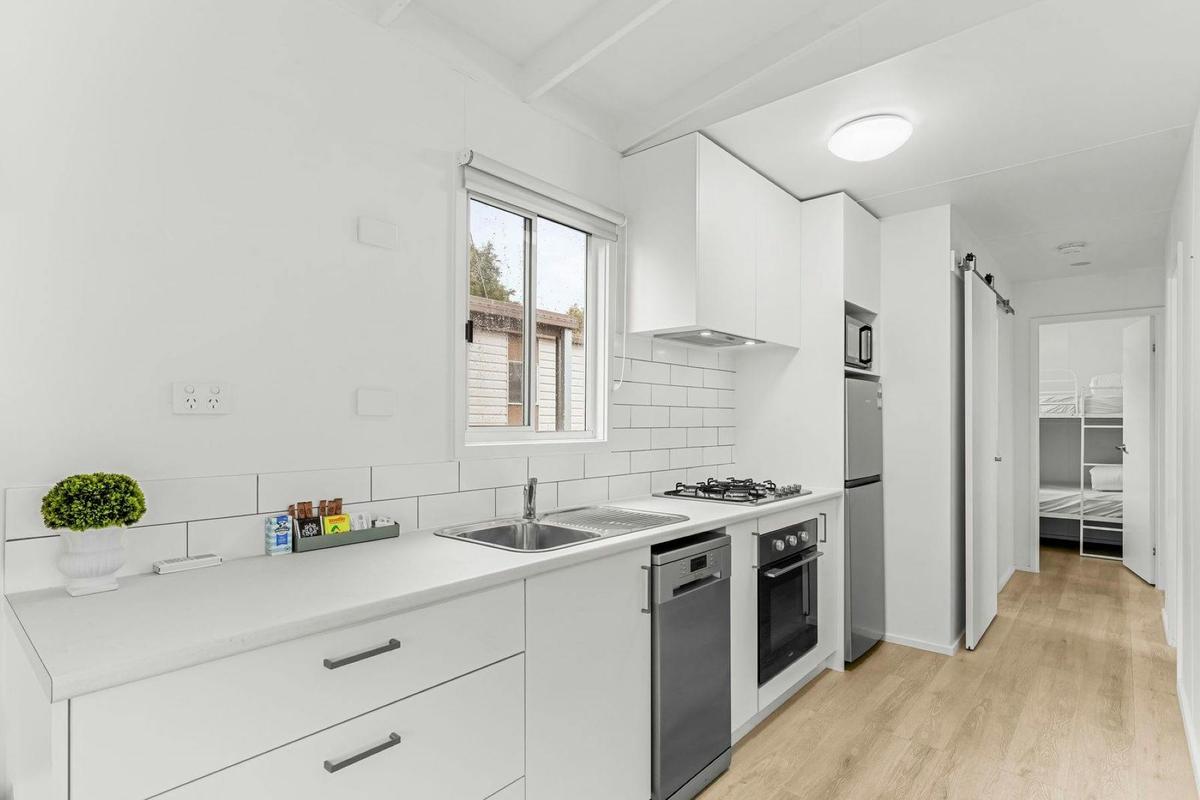 3 Bedroom Queenscliff Cabin kitchen
