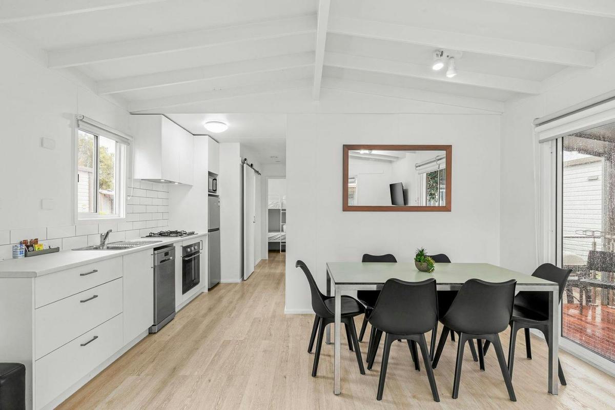 3 Bedroom Queenscliff Cabin living room