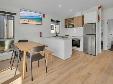 2 Bedroom Lonsdale Cabin Kitchen