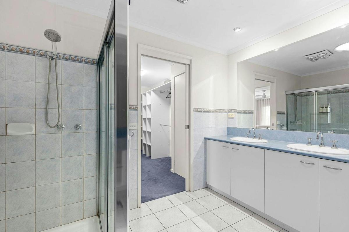 4 Bedroom Beach House second bathroom