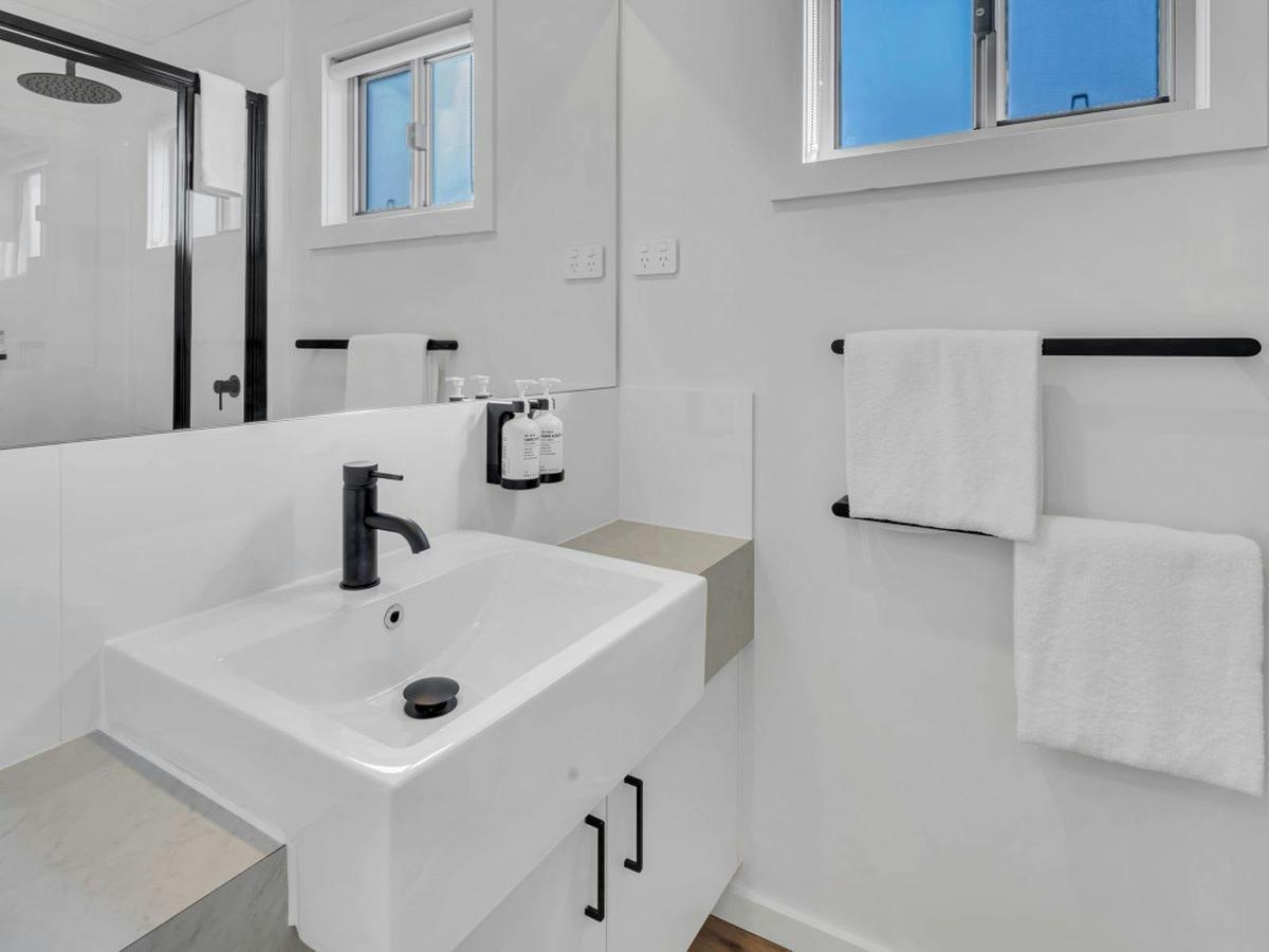 2 Bedroom Lonsdale Cabin Bathroom