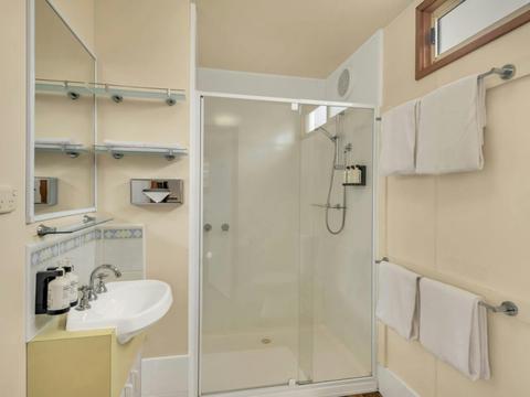 Swan Bay Studio Cabin Bathroom