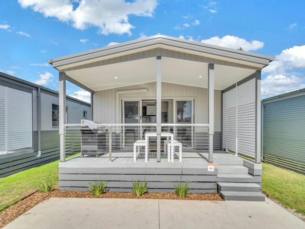 2 Bedroom Lonsdale Cabin Exterior