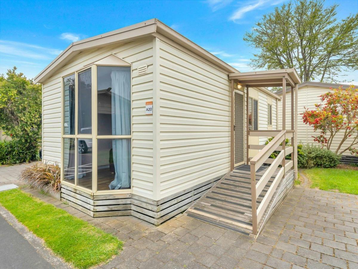 Swan Bay Studio Cabin exterior