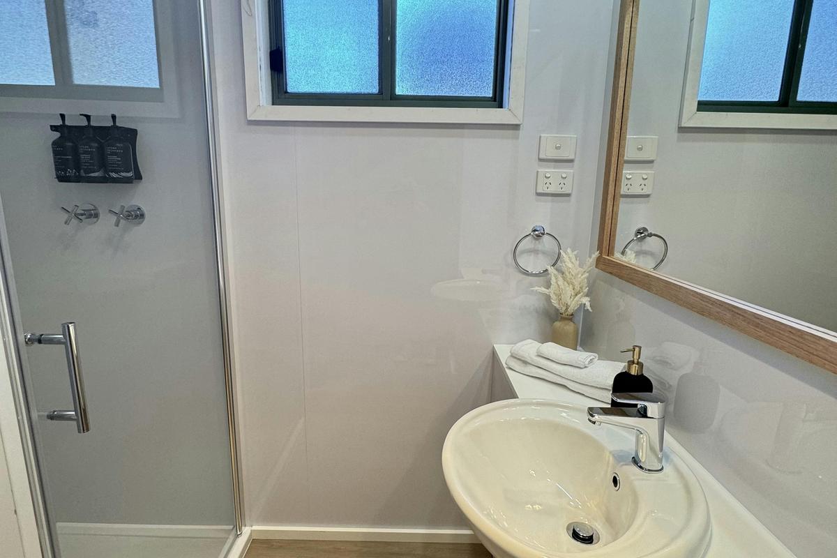 Deluxe 3BR Villa | Tasman Holiday Parks - Bright