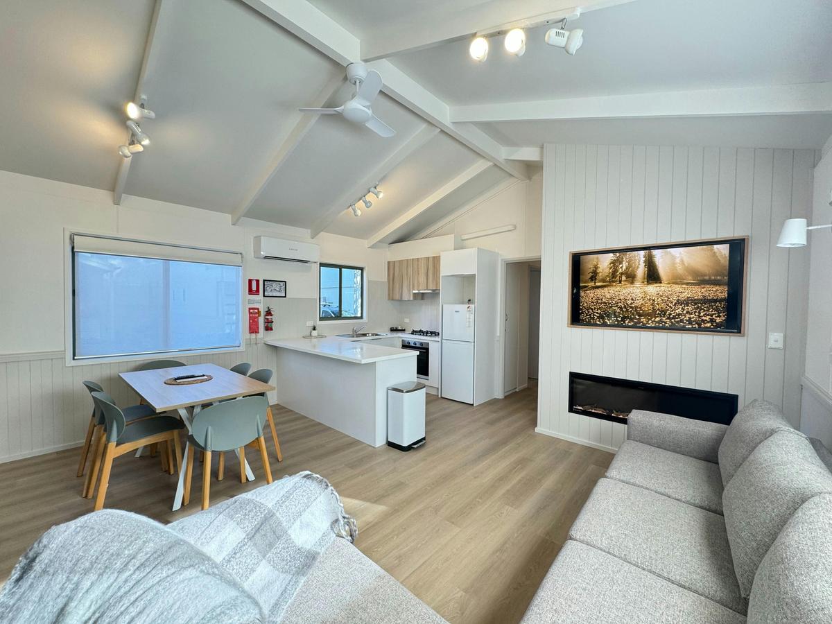 Deluxe 3BR Villa | Tasman Holiday Parks - Bright