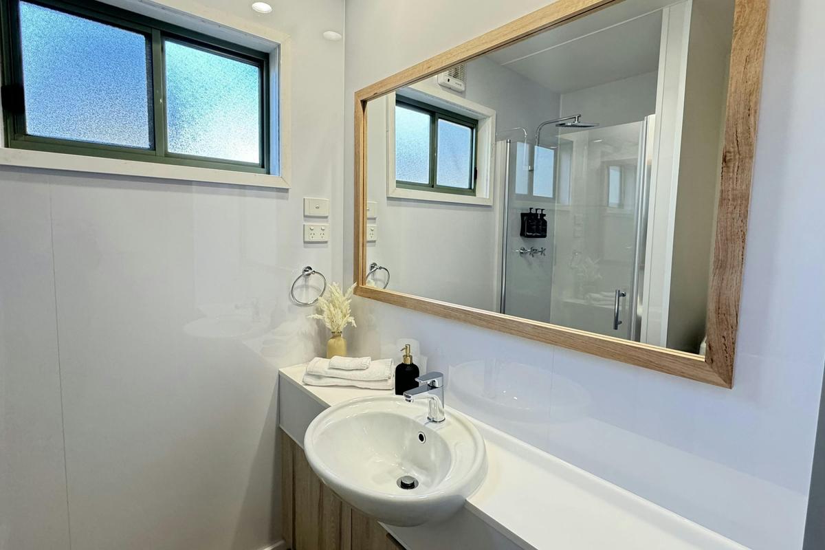 Deluxe 3BR Villa | Tasman Holiday Parks - Bright