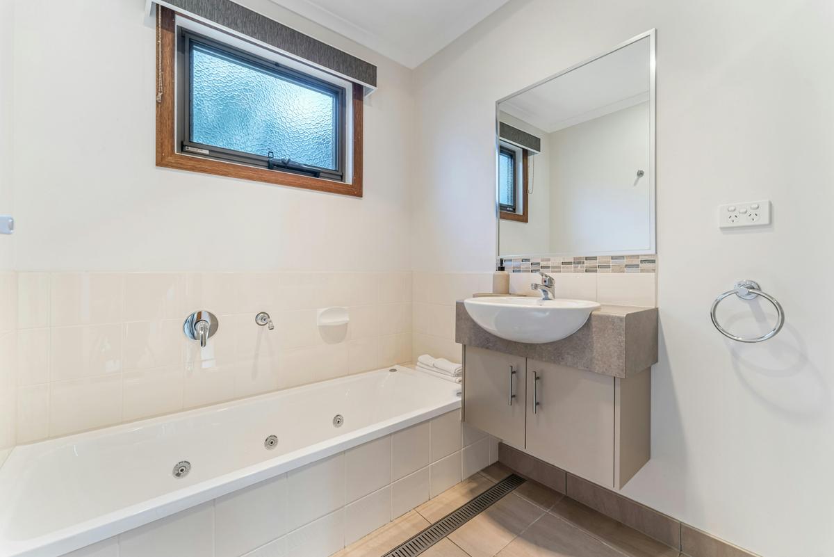 Three Bedroom Spa Townhouse | Tasman Holiday Parks - Bright