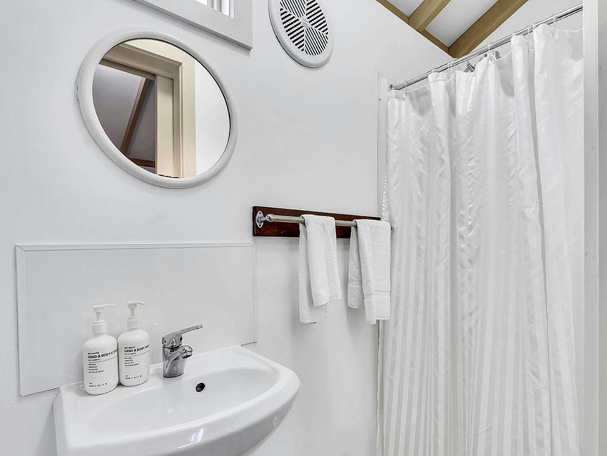 1 Bedroom Cabin Bathroom