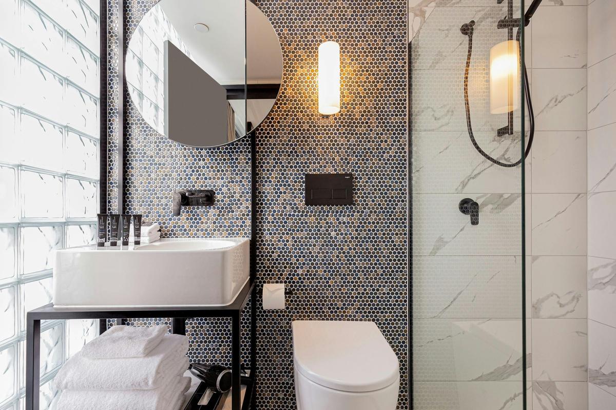 Brady Hotels Jones Lane Bathroom