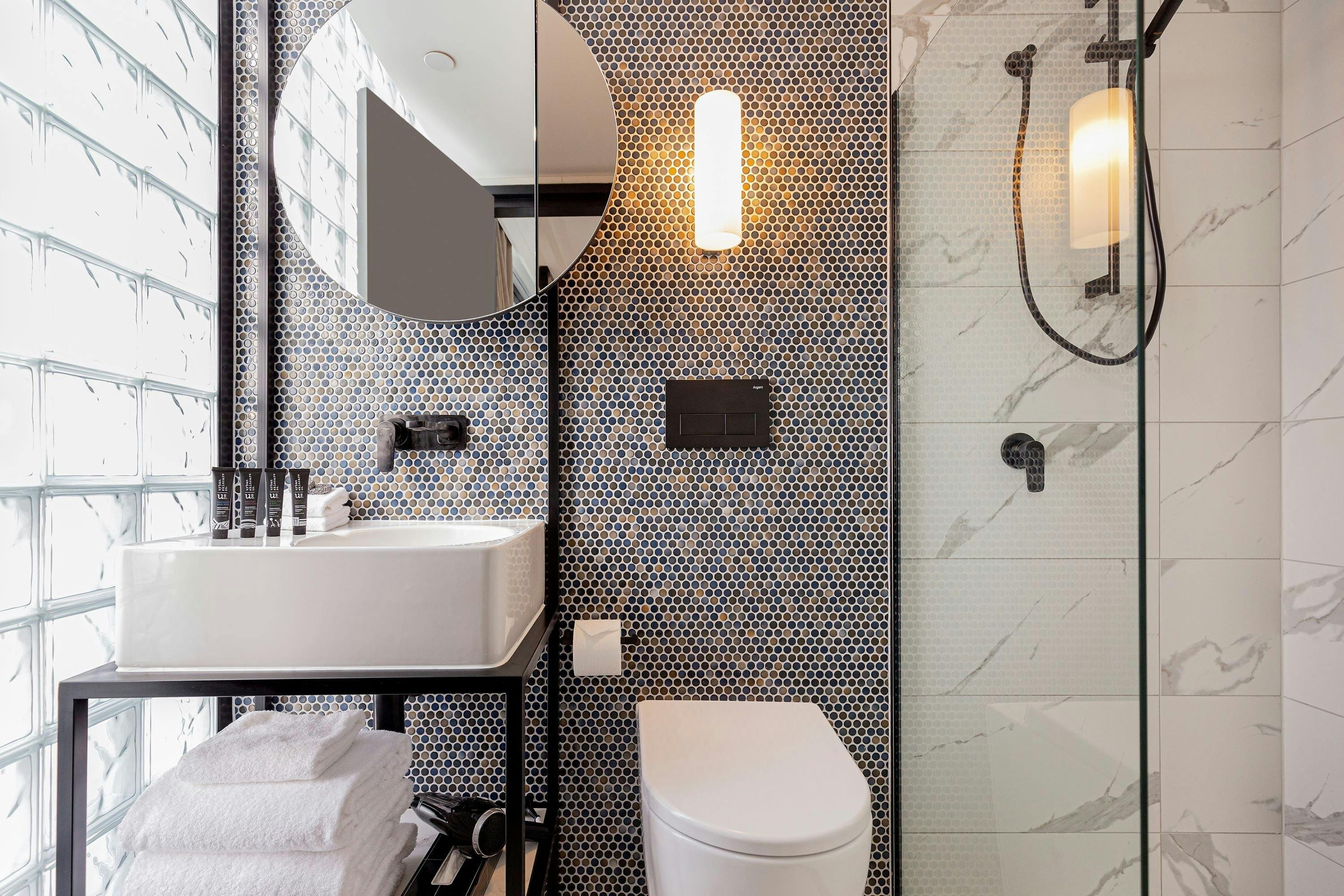 Brady Hotels Jones Lane Bathroom