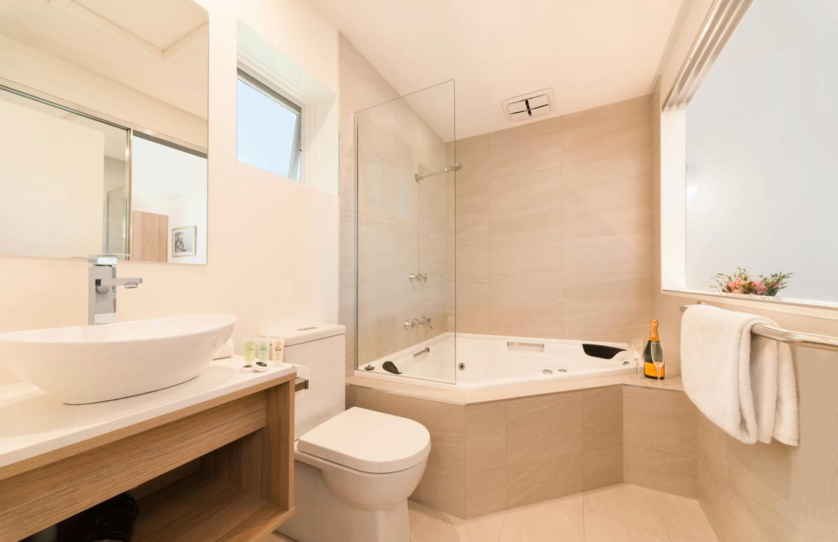Spa Suite Bathroom
