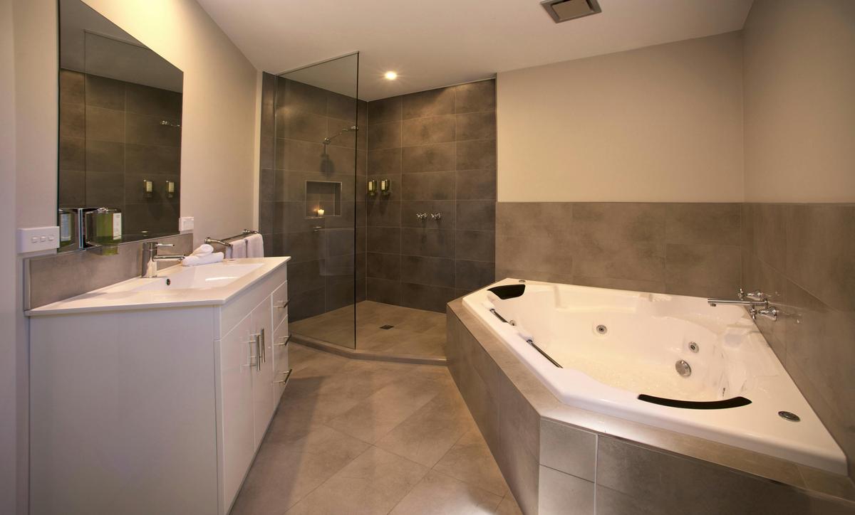 King Spa Studio Bathroom