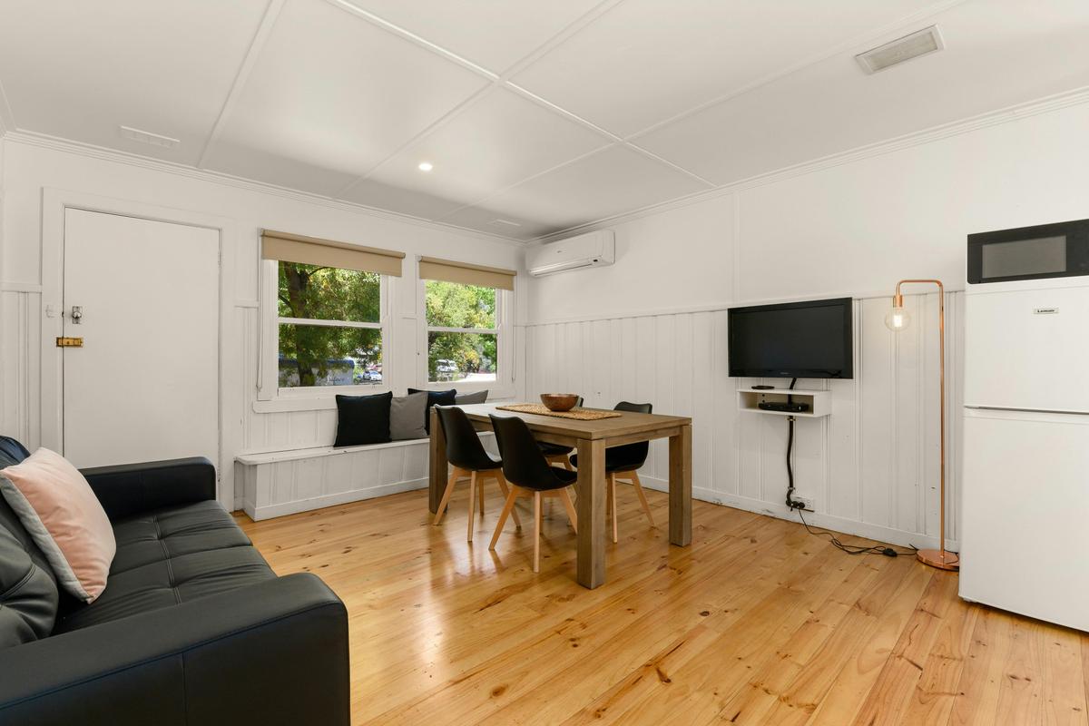 Riverfront Cottage - Lounge