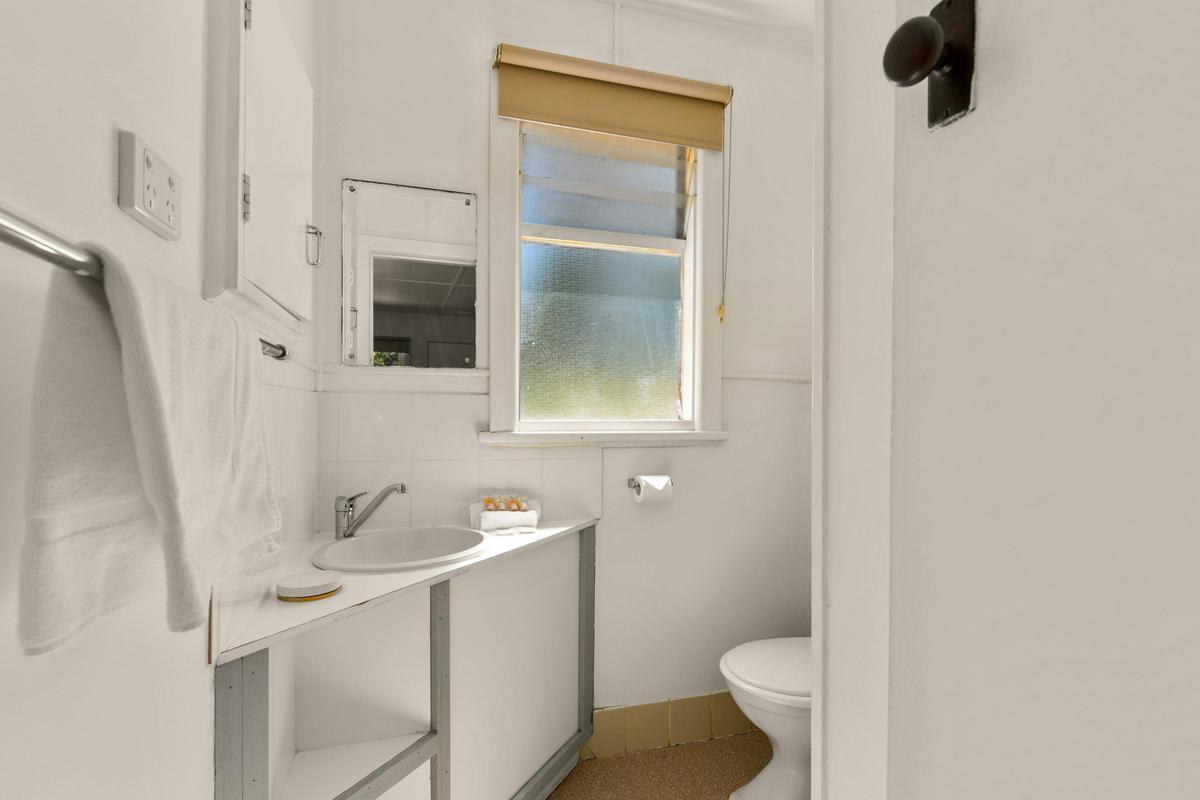 Riverfront Cottage - Bathroom