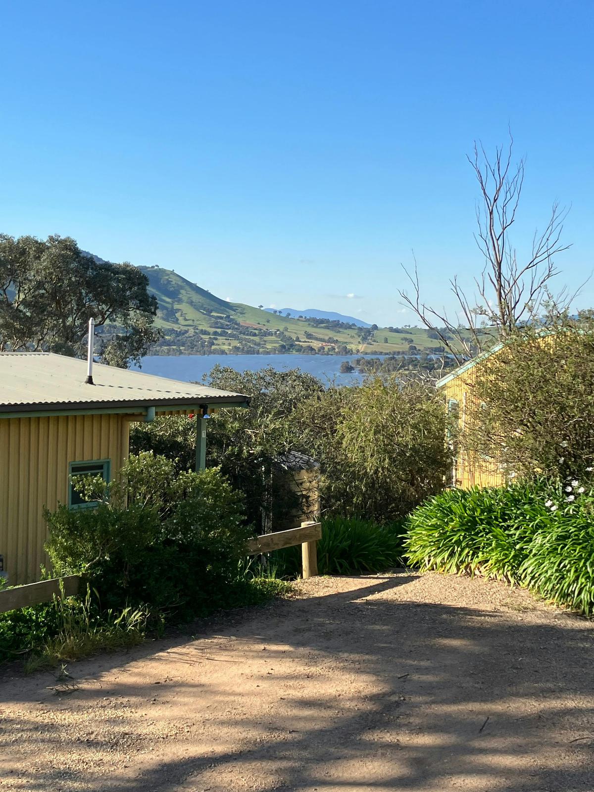 Banksia and Wattle Cottage views to lake Eildon