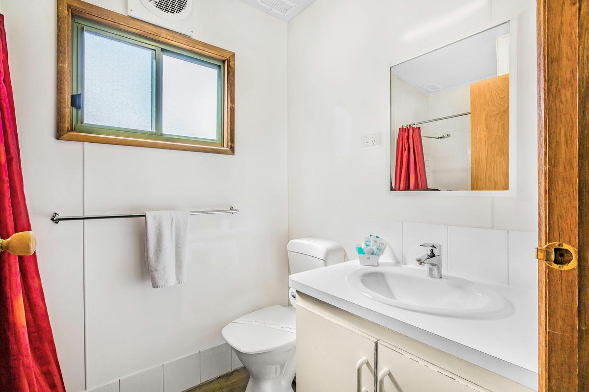 Bathroom in the Twin Deluxe Cabin