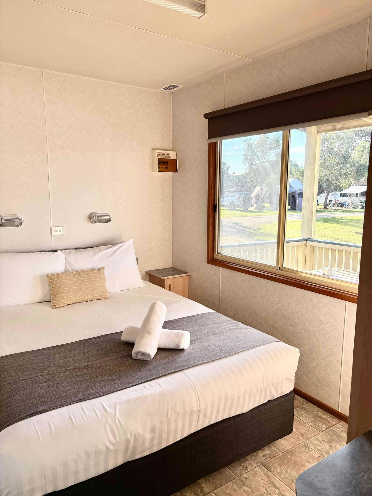 Deluxe Cabins - Sleeps 6