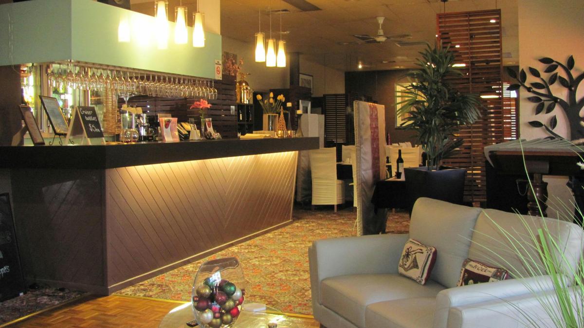 Restaurant lounge