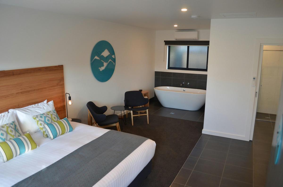 Deluxe King Suite with Bath