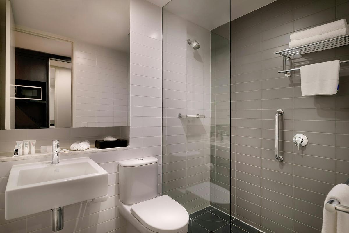 Deluxe King Room Bathroom - Shower