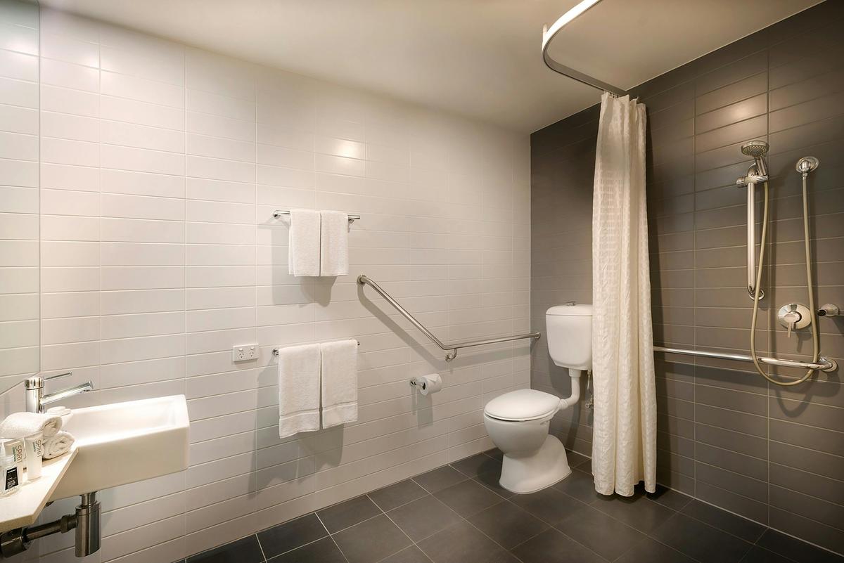 Deluxe Triple Room Bathroom