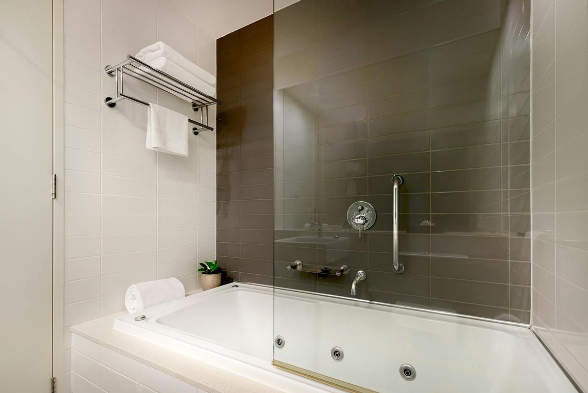 Deluxe Suite Bathroom