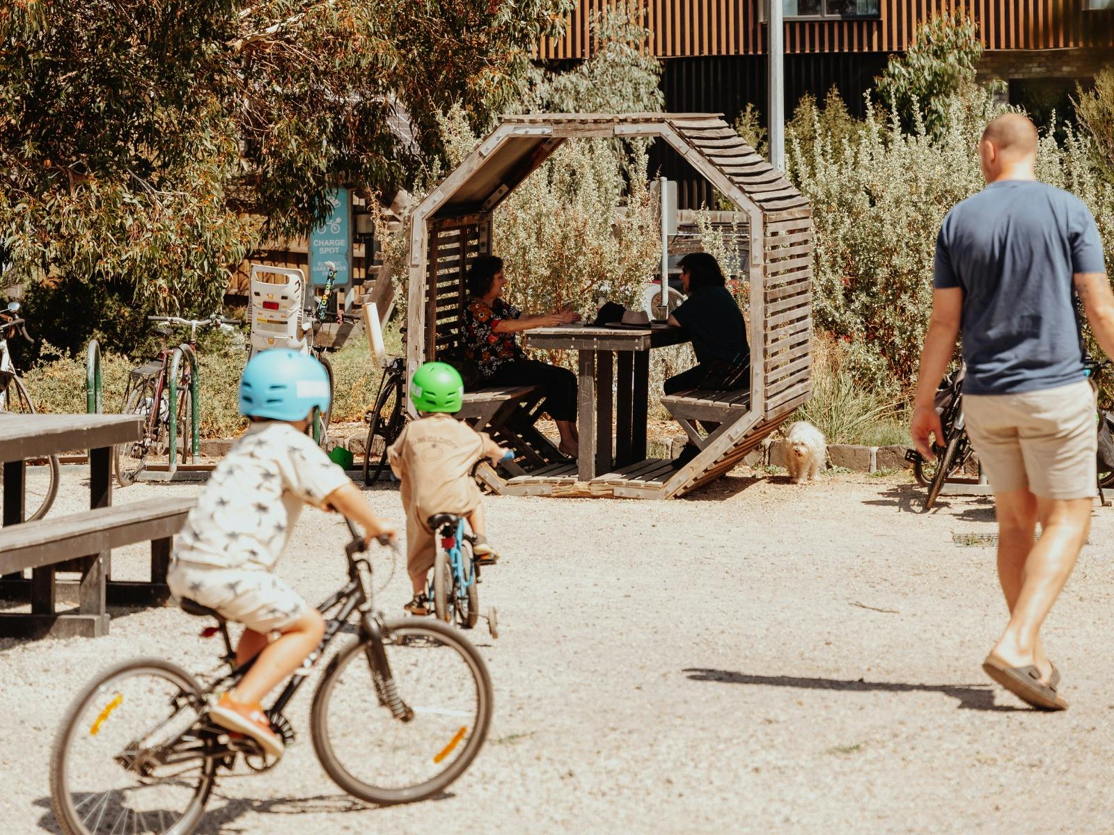 A great day out for the whole family (dogs included). Explore the wider park after brunch.