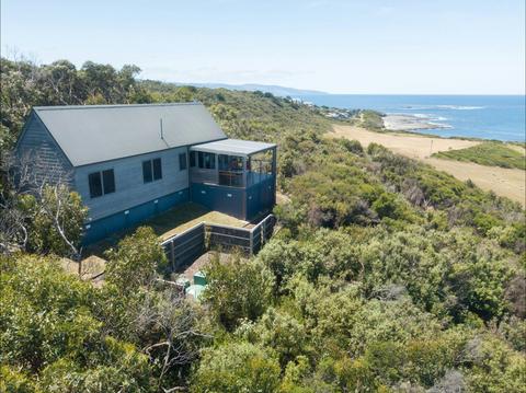 Reef Cottage exterior with view