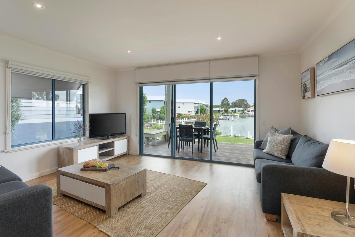 Spacious lounge & dining rooms